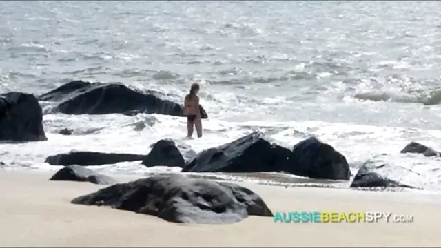 بلوند برهنه برای لذت وابسته به عشق شهوانی در کفش پاشنه بلند او اذیت کانال تلگرامفیلم سکس می کند