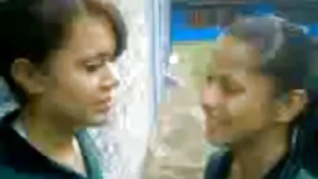 ورزش های بلوند هنگام رانندگی با دوچرخه ورزش ، گوزن کانال سکس سوپر تلگرام کوهی سوار می شوند